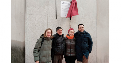 Marisa Lahoz descubre la placa homenaje a los teatros ambulantes en Montijo