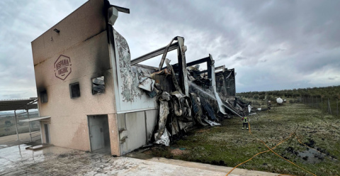 Incendio en una nave industrial en el Polígono de Lobón