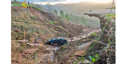 La carretera entre Berzocana y Logrosán se hunde por el deslizamiento de la calzada