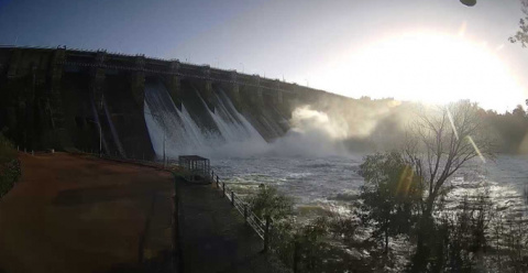 Abren una nueva compuerta en la presa del Zújar