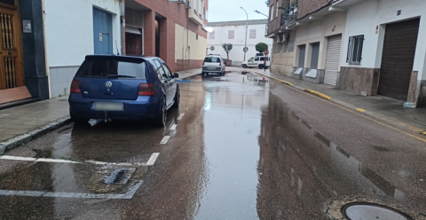 El desagüe del garaje de un bloque de pisos en Montijo llena de agua la calle durante varios días