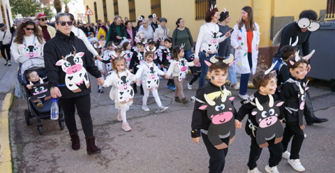 El Carnaval Escolar de Puebla de la Calzada sale a la calle