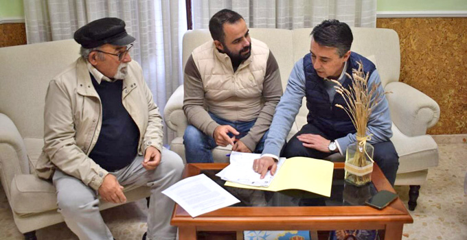 Los alcaldes de Torremayor, Valdelacalzada y Puebla de la Calzada se reúnen para estudiar la situación de la Calzada Romana