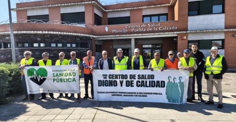 Manifestación a las puertas del Centro de Salud Montijo-Puebla de la Calzada exigiendo una atención digna y de calidad