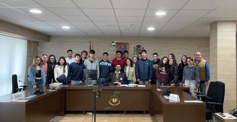 Alumnos de Bachillerato del IES Vegas Bajas visitan el Juzgado de Montijo para conocer su funcionamiento