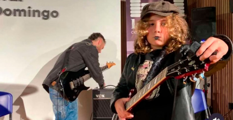 El riff de guitarra del montijano Bruno Díaz abrió la III edición del 7 Sillas Fest