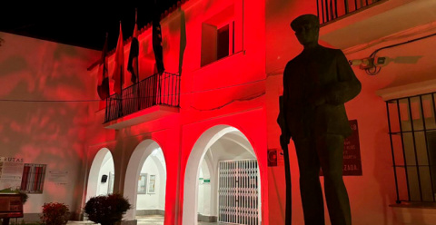 Valdelacalzada reconoce la labor de los donantes de sangre iluminando de color rojo su Ayuntamiento