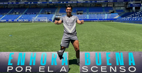 El montijano Pedro Jos&eacute; &Aacute;lvarez, celebrando el ascenso en el Carlos Tartiere Imagen: @pablo_mr16 (X)