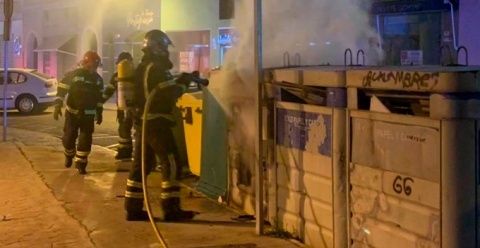 Bomberos apagan el incendio provocado en un contenedor en Montijo. FOTO ARCHIVO.
