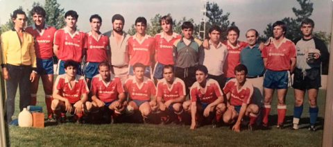 EQUIPO DEL ASCENSO A TERCERA DEL AT. PUEBLONUEVO: De izquierda a derecha de pie:  Juan Maya (masajista), García, Castuera, Satu, Tinín (entrenador), Juanito, Sagrajas, Ricardo, Kiko, Pedro Orozco (presidente), Antonio “Pelón&rdq