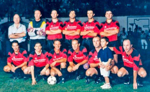 ESPECTACULAR EQUIPO EN EL HOMENAJE A ANTONIO GALLARDO “CHOVI”: De pie, de izquierda a derecha: Paco Cordero (entrenador), Portu, Manolo Pérez, Adolfo Muñoz, Alfonso Ávila, Aguza. Agachados, de izquierda a derecha: Javi Per