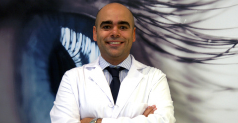 Israel Gómez Sánchez, Médico cirujano oftalmólogo