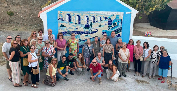 Un mural cerámico en el Paraje de la Fuente rinde homenaje a las mujeres de Lobón