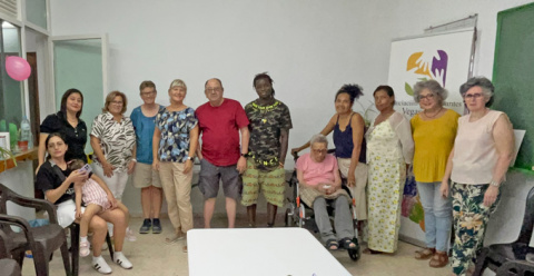 Personal del Centro de Salud explica a miembros de la Asociación de Inmigrantes Vegas Bajas los recursos sanitarios a su alcance