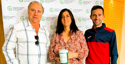 La Garrovilla entrega a la AECC la recaudación del Paseo Activo Contra el Cáncer de Mama